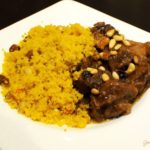 Lamm mit Trockenfrüchten und Honig verfeinert. Dazu Couscous.