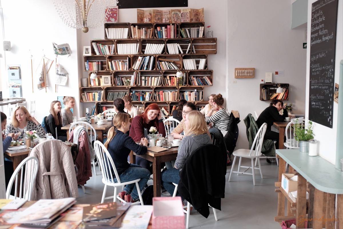 Menschen im Café Livres