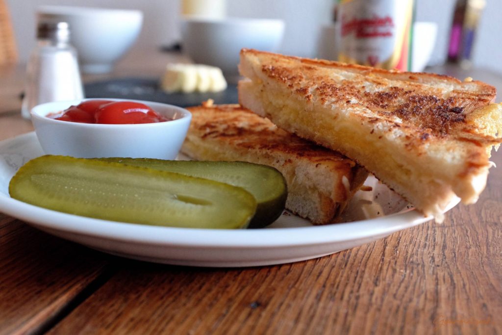 Ketchup, Gurken und Tomatensuppe passen prima zum Grilled Cheese Sandwich