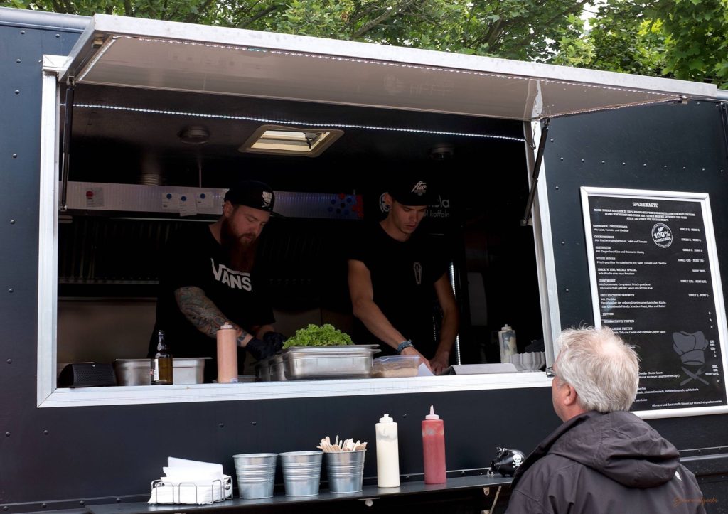 Snack ’n’ Roll - Food Truck - Profis: schnelle, ruhige und gute Zubereitung