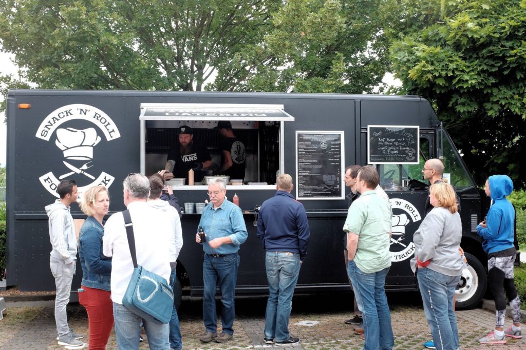 Snack ’n’ Roll - Food Truck - Anstehen und kurz warten am Food Truck