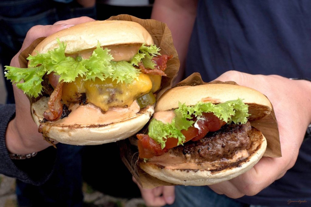 Snack ’n’ Roll - Food Truck - Cheeseburger und Hamburger mit Bacon