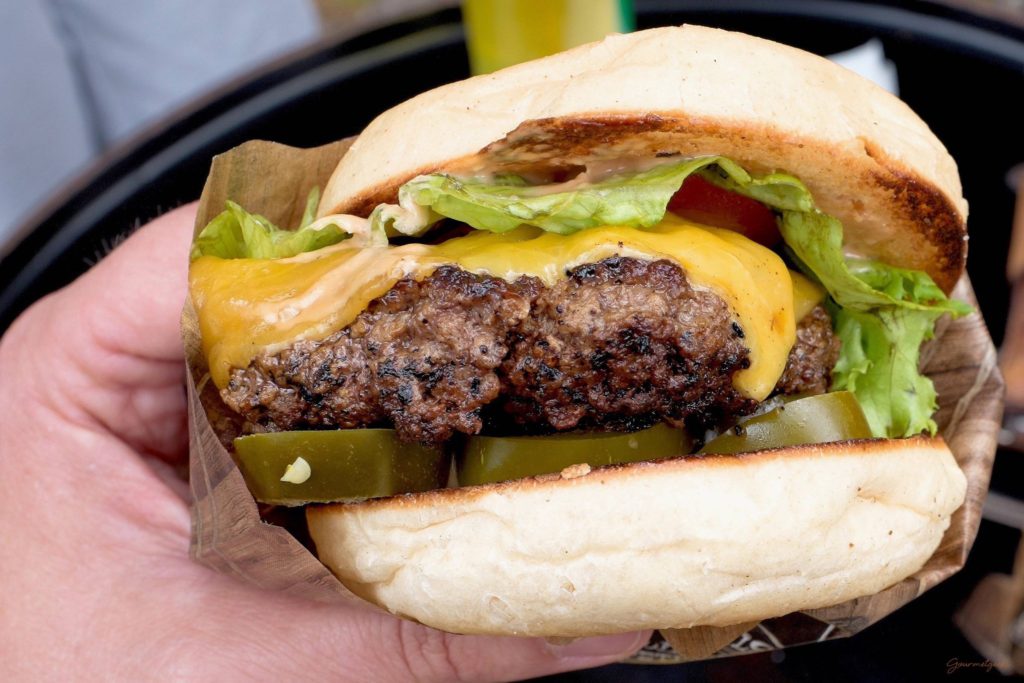 Snack ’n’ Roll - Food Truck - Saftiger Cheeseburger mit Jalapeños
