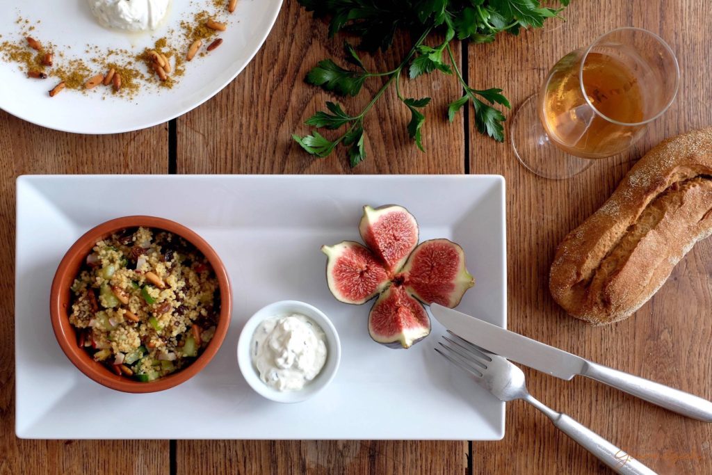 Couscous Salat gewürzt mit Ras el Hanout, Brot und dazu einen Amontillado Sherry