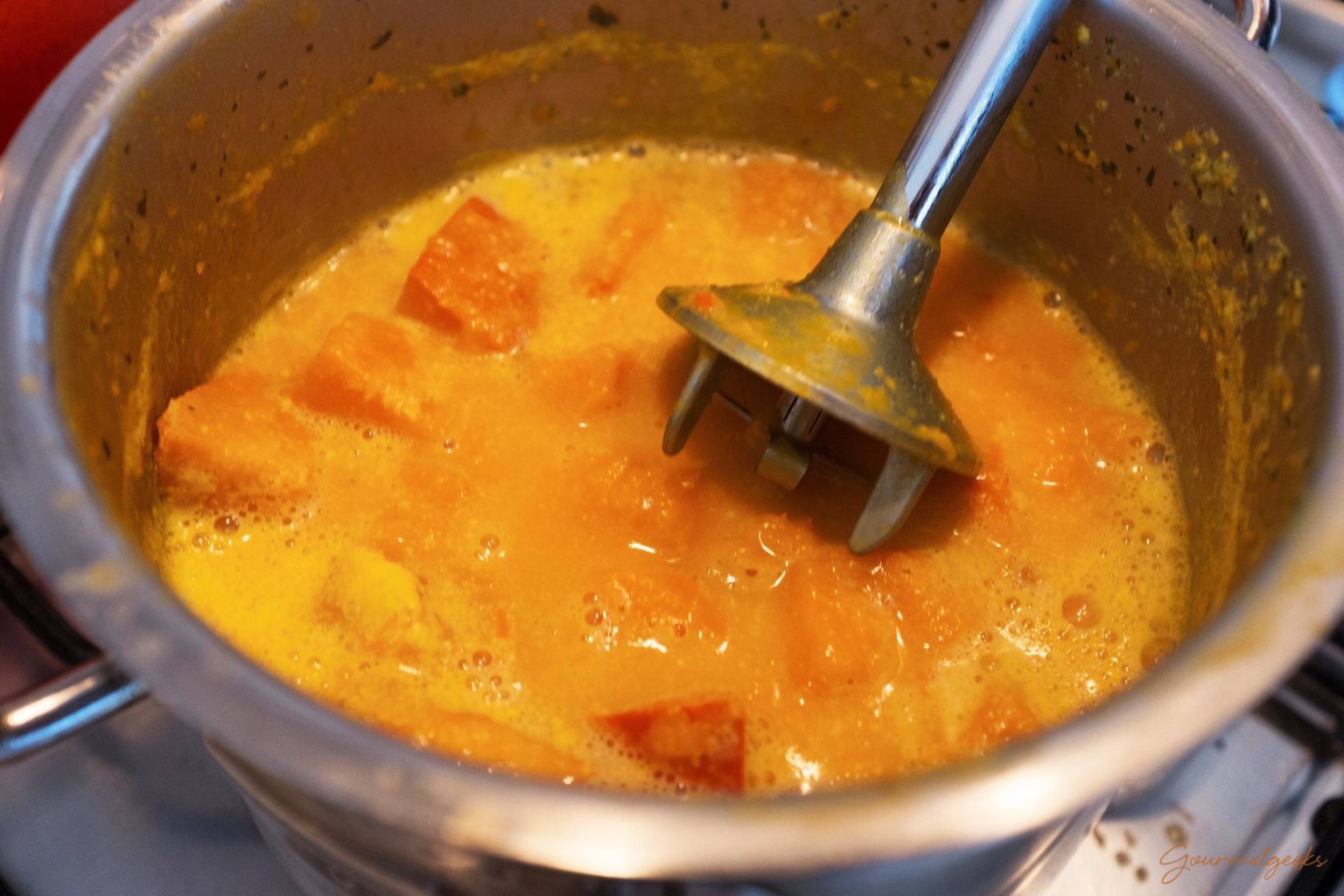 Kürbissuppe aus 5 Zutaten - Gourmetgeeks Kürbissuppe aus 5 Zutaten - Gourmetgeeks