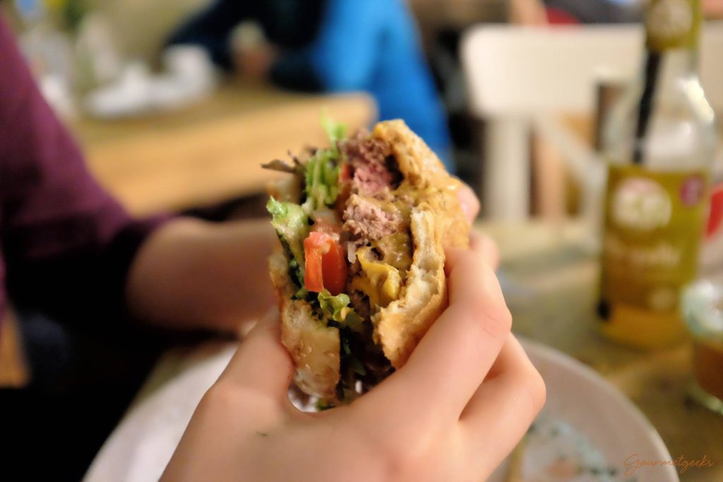 Cheeseburger - medium gebraten im Tofino