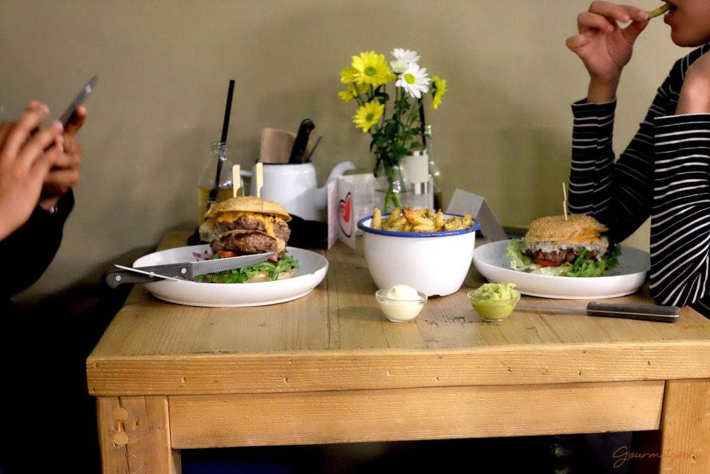 Gemütlich Burger essen im Tofino