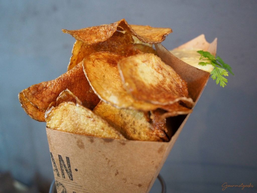 Selbstgemachte Chips mit Dip - lecker