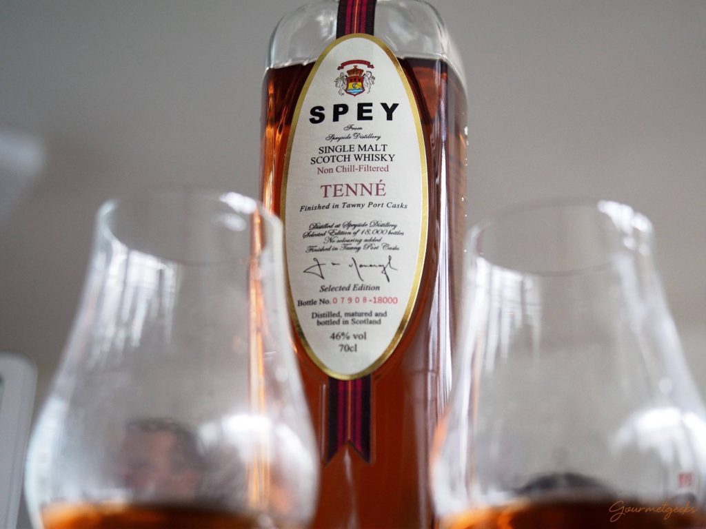 Dunkel im Glas und und der Flasche: Tenné von Speyside Distillery mit Finish in Twany Port Fässer