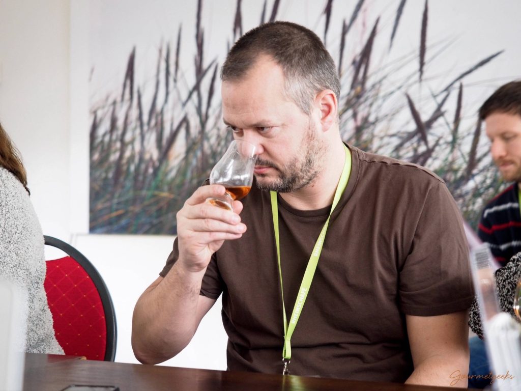 Hubert beim Nosing des Tenné. Schöne dunkle Farbe im Glas