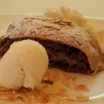 Apfelstrudel mit Vanille-Eis und Sahne