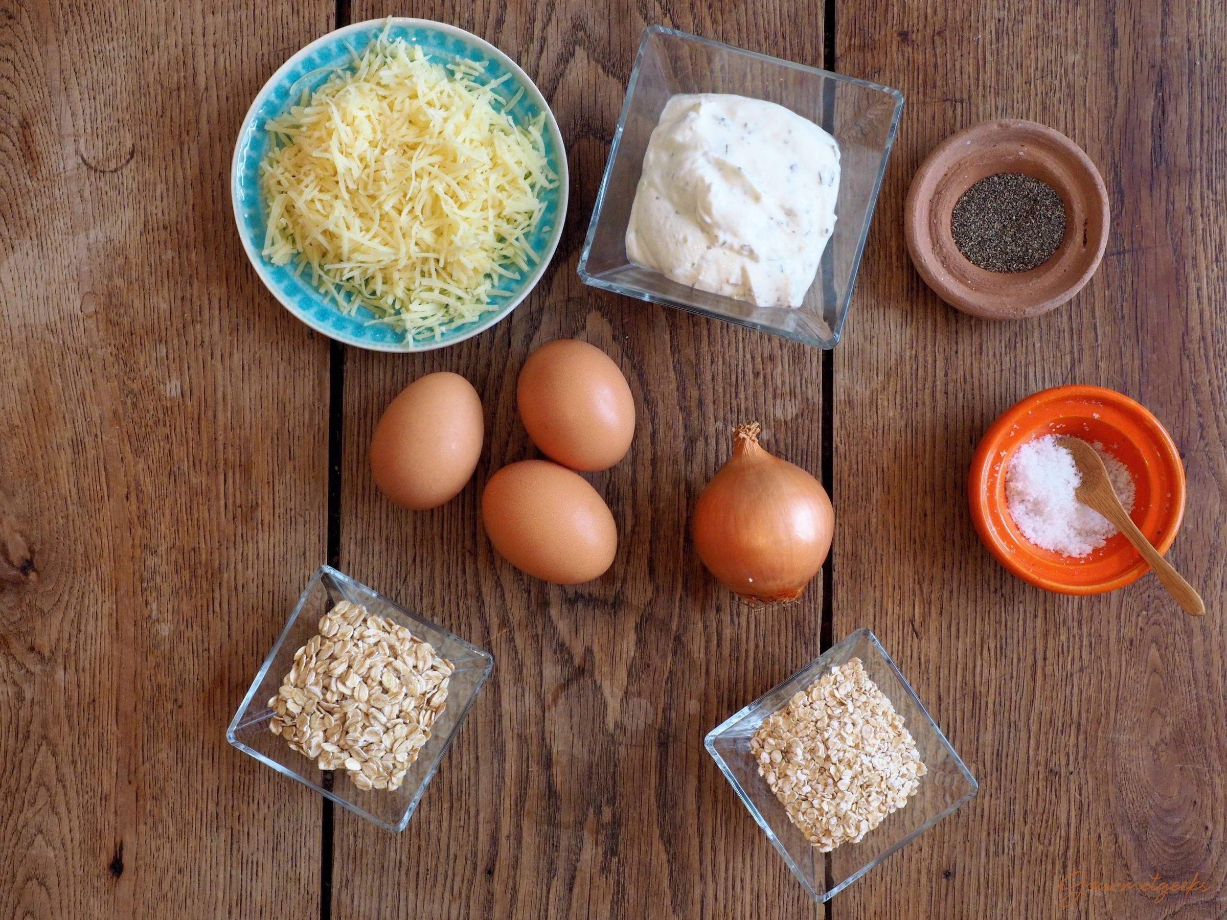 Die Zutaten: Eier, Kräuterquark, kernige & feine Haferflocken, geriebener Käse, eine Zwiebel, Pfeffer, Salz