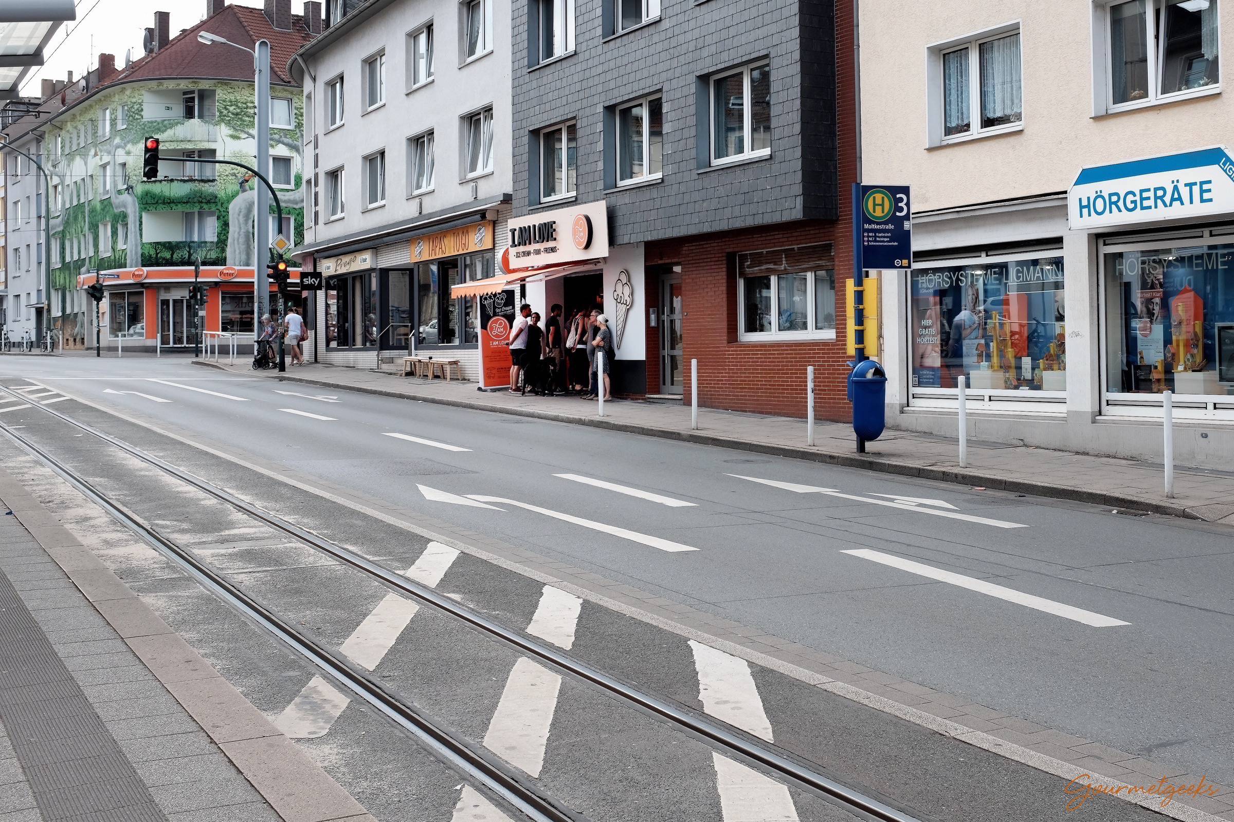 Praktisch: direkt an der Straßenbahnhaltestelle Moltkestraße, gegenüber vom Café Livres