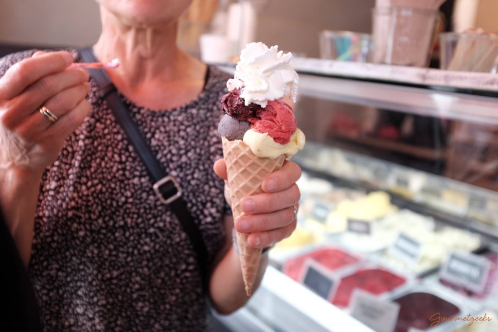 Grandioses selbst gemachtes Eis direkt auf die Hand 