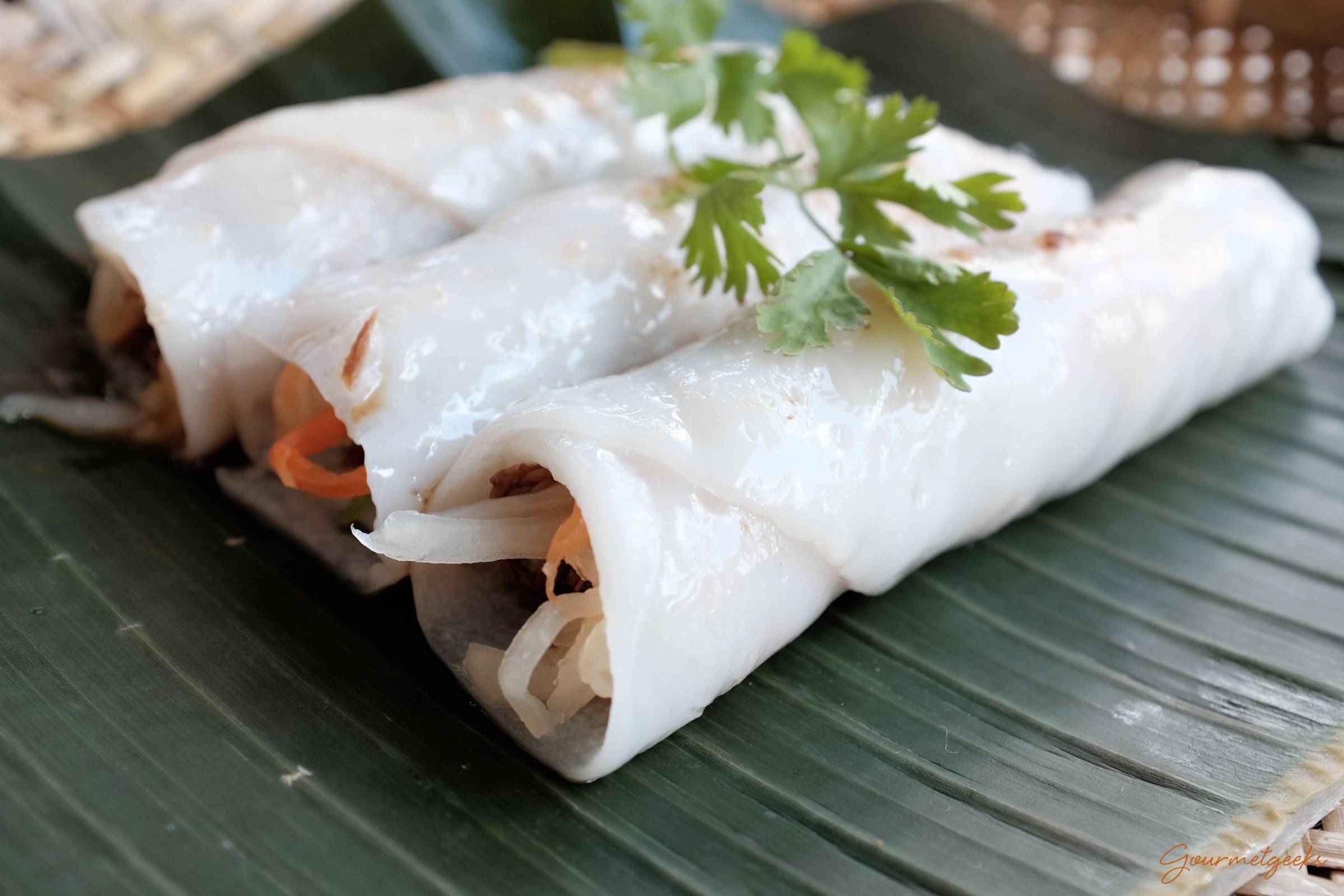 Pho Cuon - Reis-Crêpes Beef - gefüllt, Koriander und mariniertem Rindfleisch dazu vietnamesische BBQ-Sauce