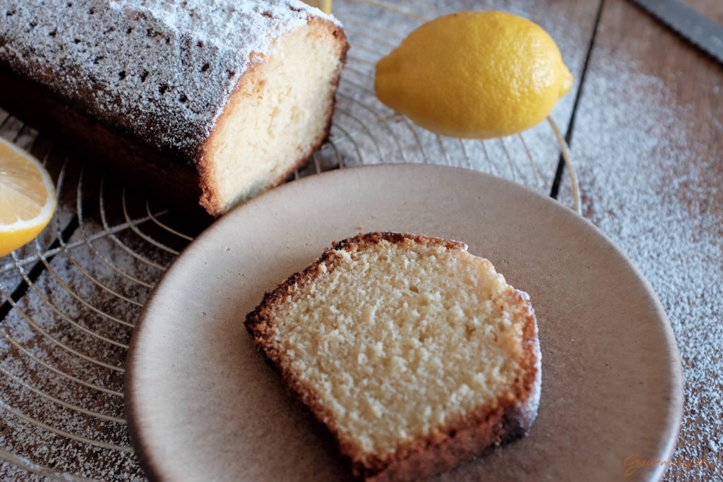 Mhm...himmlisch lecker! Ein noch warmes Stück Zitronenkuchen!