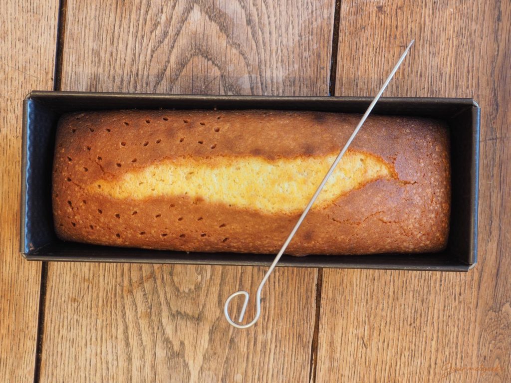 Den Kuchen mit einem Spieß einstechen.