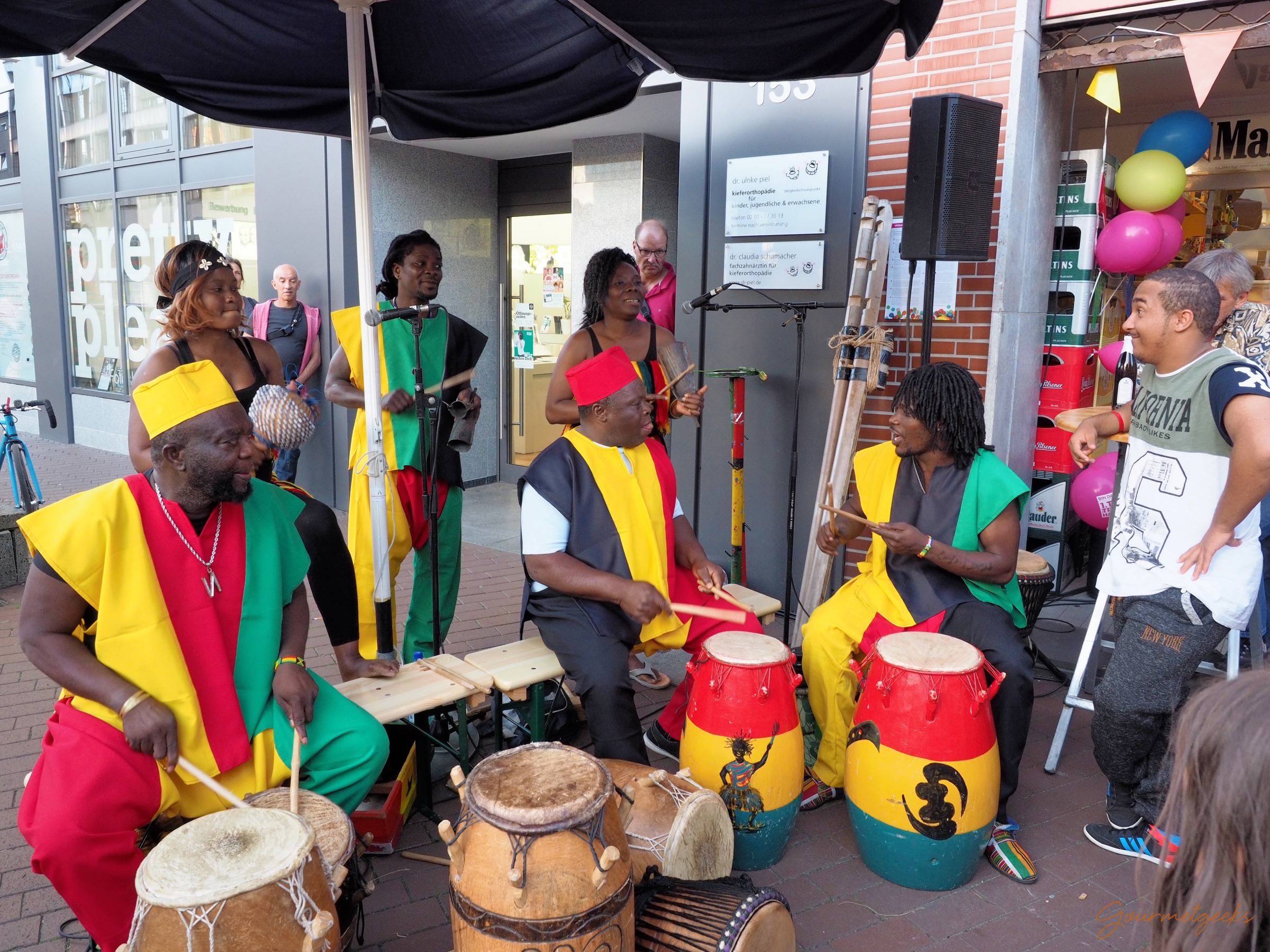 Die Otumfuo Band sorgte mit Trommelmusik und Tanz für gute Stimmung