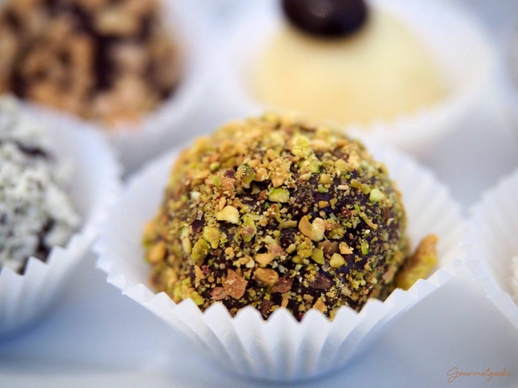 Unser klassischer Brigadeiro mit Kakao und Pistazien Topping!