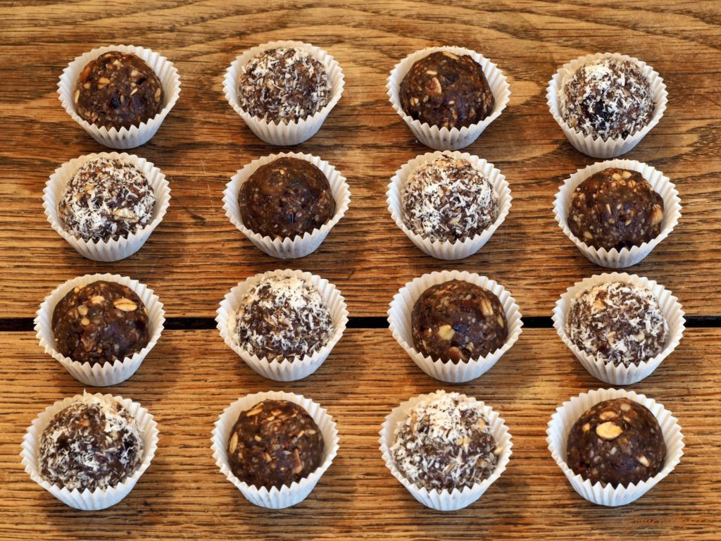 Mit den Pralinenförmchen machen die Energy Balls richtig was her...