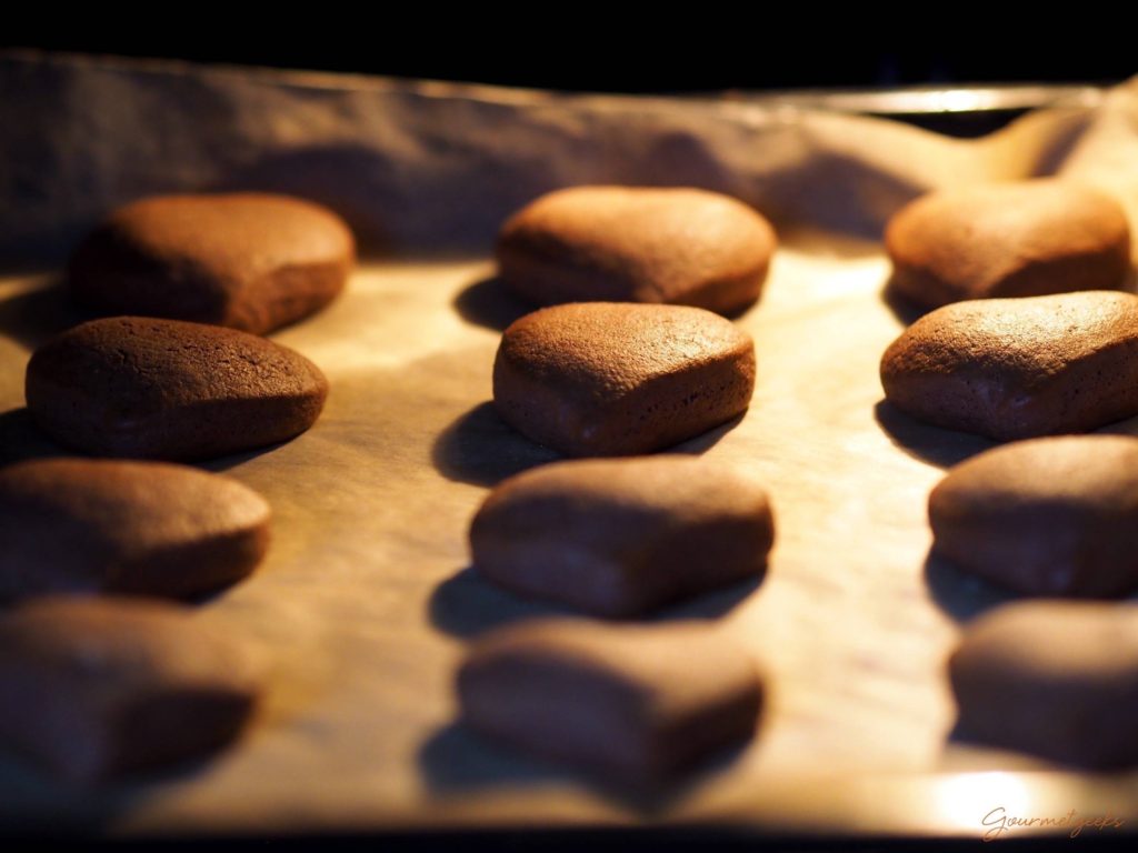 Die Lebkuchen gehen schon nach wenigen Minuten schön auf.