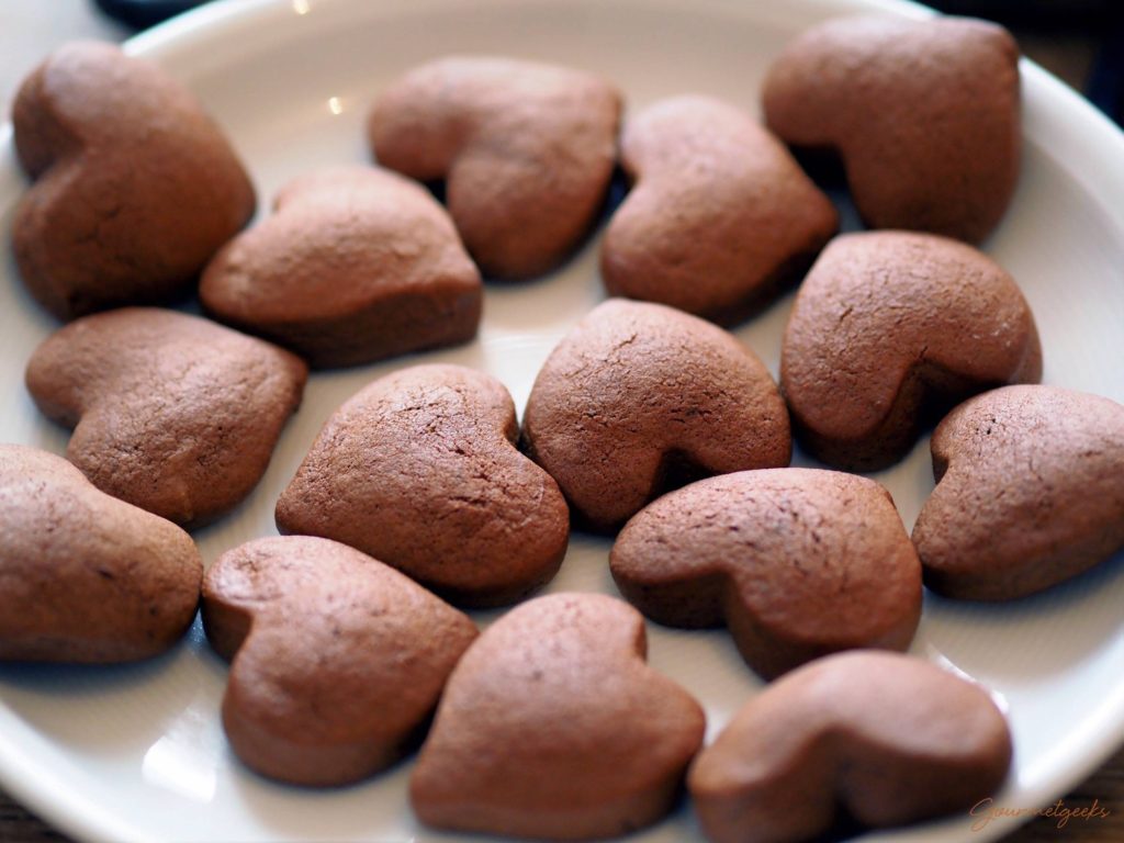 Anschließend die Lebkuchen direkt vom Blech auf einen Teller legen!