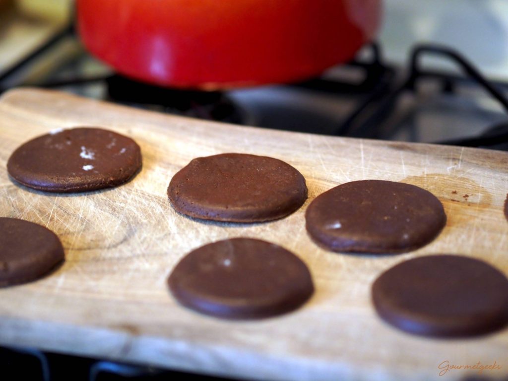 ...einfach runde Lebkuchen mit einem Glas ausstechen!