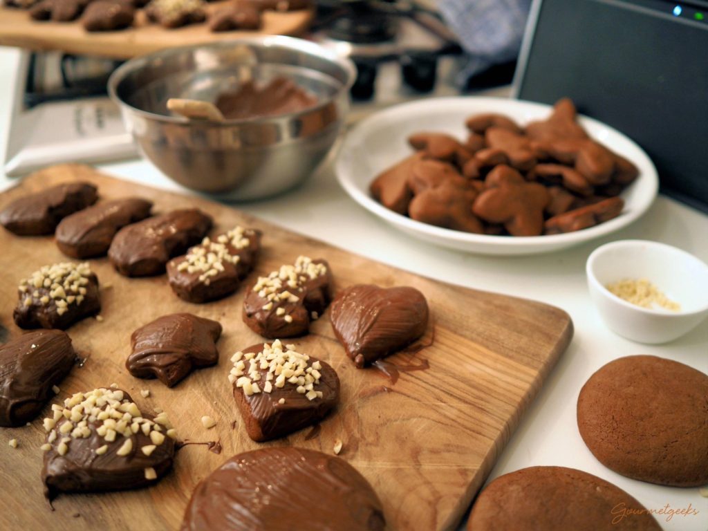 ...und mit einem Pinsel die Lebkuchen bestreichen...