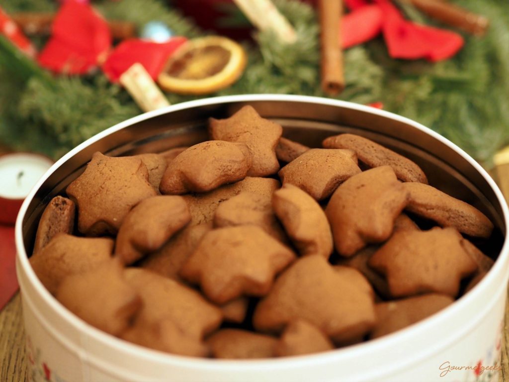 Die Lebkuchen lassen sich sehr gut in einer Dose aufbewahren.