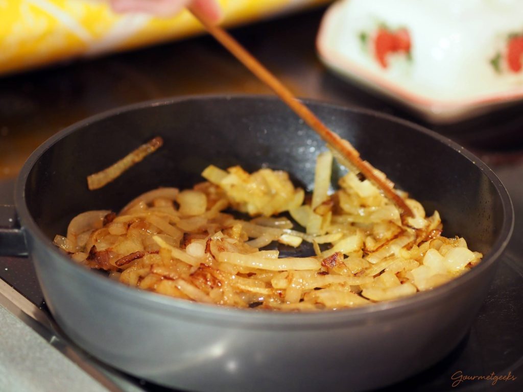 Zwiebeln mit ein wenig Ahornsirup goldbraun dünsten