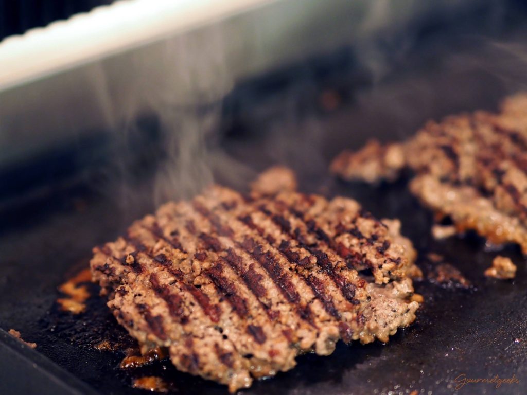 Typische Röststreifen durch die gerillte obere Grillplatte