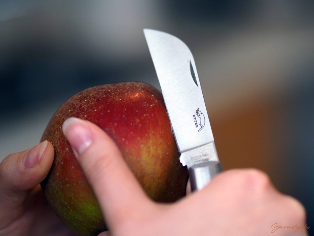 Wir lieben es mit dem Messer einen Apfel zu schälen....