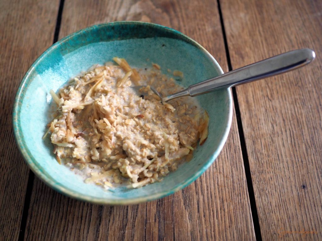 Warme Haferflocken mit geraspeltem Apfel