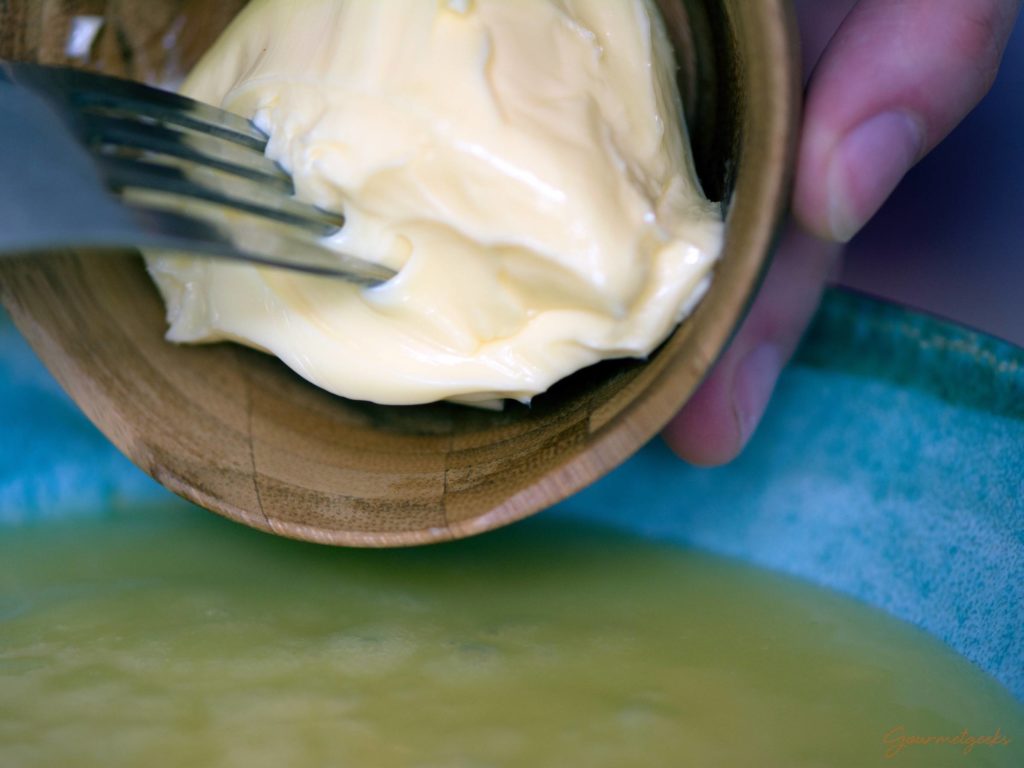 Butter in die abgekühlte, warme Masse geben